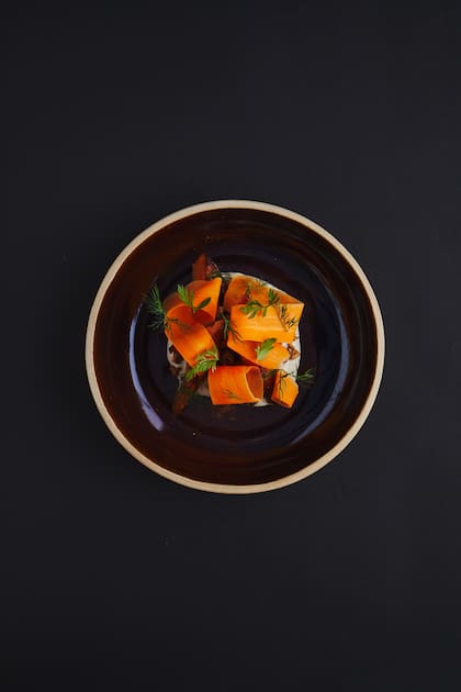Zanahorias confitadas, puré de girasol, zanahorias fermentadas y eneldo, otro de los platos de Gioia.