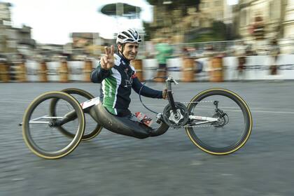 Zanardi, de 53 años, campeón olímpico de handbike en los Juegos Paralímpicos de Londres 2012 y Río 2016; también fue bicampeón de IndyCar y piloto de Fórmula 1