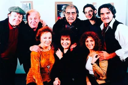 Zanca rodeada de otros grandes del teatro argentino: Ulises Dumont, Pepe Soriano, Juan Carlos Gené, Fabián Vena, Lito Cruz, María Rosa Gallo y Cipe Lincovsky