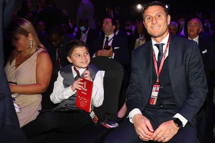 Zanetti dio el presente, junto a su mujer, Paula, y su hijo, Tomás, durante el sorteo de la rueda de grupos del Mundial, al que fue invitado como "leyenda".
