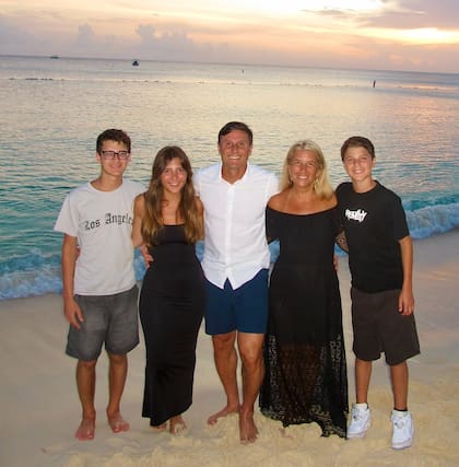 Zanetti junto a Paula y sus hijos: Sol, Tomás e Ignacio (Foto: Instagram @javierzanetti)