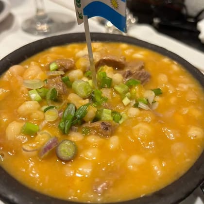 Zapallo, porotos alubia, maíz partido blanco, pulpa de carne vacuna, pechito de cerdo y condimentos varios son protagonistas en el locro de La Querencia.