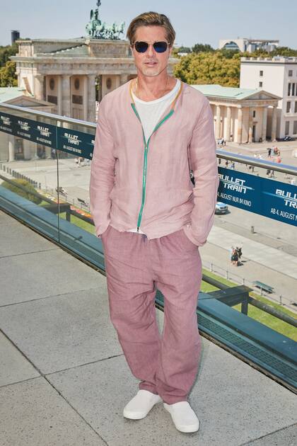 Zapatillas blancas, anteojos oscuros y el sello de Haans Nicholas Mott para la conferencia de prensa en la Akademie der Künste, en Berlín.