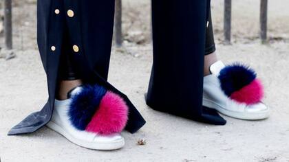 Zapatillas con pompones bitono de piel
