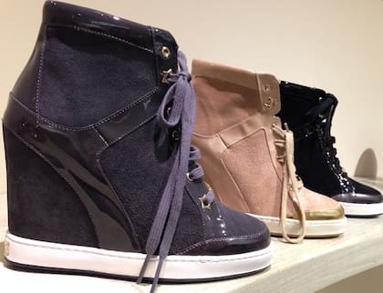 Zapatillas Jimmy Choo en colores negro, gris y camel, US$795