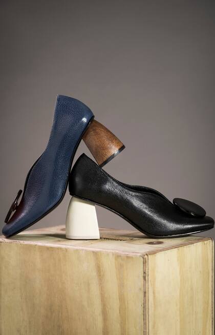 Zapatos artesanales de una firma que supo diversificar su propuesta y se convirtió en referente de moda. 