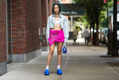 Zapatos de goma azules en la semana de la moda de Nueva York en septiembre de 2023.