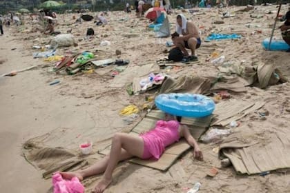 Zapatos, ojotas, juguetes, colchonetas, restos de comida, latas de bebida, plásticos, lonas y toallas son algunos de los elementos acumulados que conforman este mega-basural.