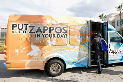 Zappos, una empresa de venta de artículos de moda, se caracteriza por no tener estructuras jerárquicas
