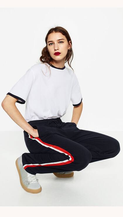 Zara, la marca líder del fast fashion, se adapta a los cambios y lanzó una colección cápsula llamada Ungendered de 16 prendas unisex: jeans, remeras y buzos, en colores neutros