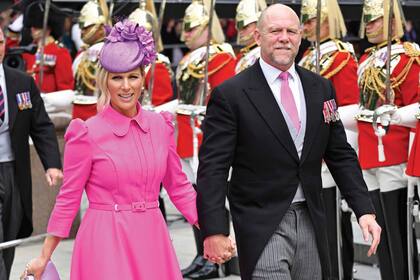 Zara Phillips (hija de la princesa Ana), con vestido de Laura Green, llegó
acompañada de su marido, Mike Tindall.
