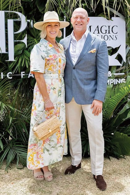 Zara Phillips
y Mike Tindall. La hija de
la princesa Ana eligió un
vestido midi de Aje, que
acompañó con sombrero
de la marca australiana
Akubra, sobre en
color nude de Oroton
y sandalias Tommy
Hilfiger