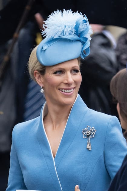 Zara Tindall, la nieta mayor de Isabel II, eligió un vestido de Laura Green que combinó con aros de oro blanco, un tocado con detalles de gasa y el broche en forma de flor que le regaló a su madre, la princesa Ana, para su boda.