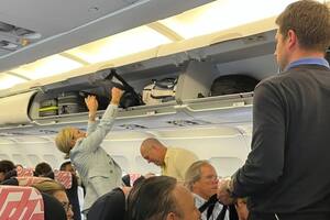 Son miembros de la realeza y sorprendieron a los pasajeros de un avión al viajar en turista