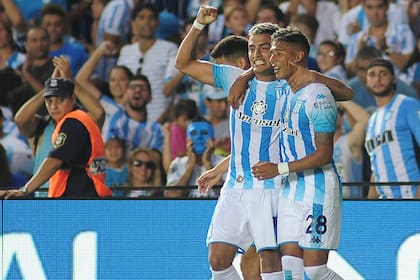 Zaracho (28) abraza a Miranda, autor del gol que le dio a Racing la ventaja parcial