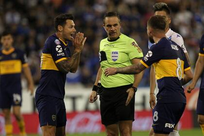 Zárate le reclama a Loustau por una falta de Gago contra él: el árbitro debió cobrar penal.
