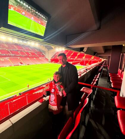Zárate y Rocco en la platea de Anfield, donde fueron invitados por Alexis Mac Allister