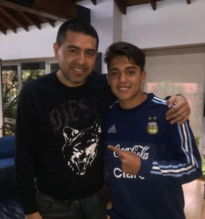 Zeballos junto a su ídolo, Juan Román Riquelme