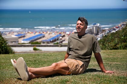 Zeballos disfrutó por unos pocos días del verano en Mar del Plata: aquí, con LA NACION, en la rotonda del Golf Club, frente a Playa Grande