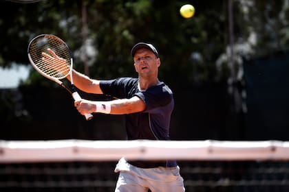 Zeballos ensayando voleas en el Edison Lawn Tenis, el club fundado por su padre (Horacio) en 1983