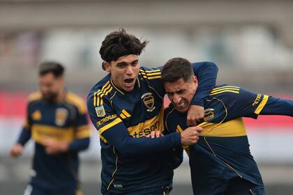 Zeballos festeja con Merentiel luego de darle la asistencia para el 3-1 de Boca ante Barracas Central