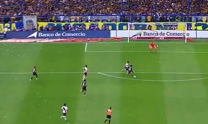 Zeballos rompiendo la defensa de River por el centro del ataque de Boca