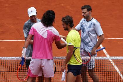 Zeballos y Granollers saludando a Machac y Zhang, tras vencerlos en los cuartos de final de Roland Garros