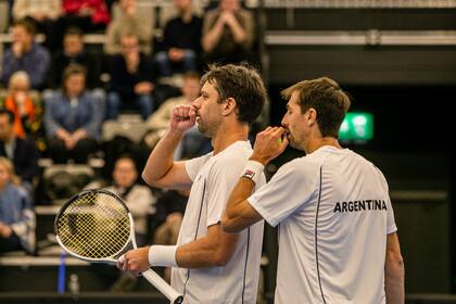 Zeballos y Molteni pensando una jugada durante el punto de dobles ante Noruega