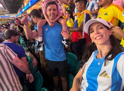 Zeballos y su esposa, la cantante Sofía Menconi: tienen dos hijos, Emma y Fausto