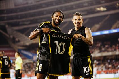 Zelarayán, junto a su compañero, Steven Moreira, muestran la número 10 del cordobés que anotó un golazo sobre la hora para su equipo