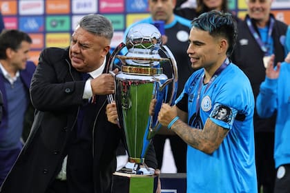Zelarayán recibiendo el trofeo del torneo Apertura del presidente de la AFA, Claudio Chiqui Tapia