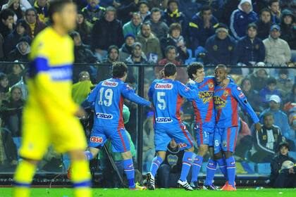 Zelaya festeja con Carbonero, quien mandó el centro de gol