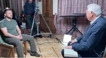 Zelensky durante la entrevista en Kyiv con John Simpson de la BBC