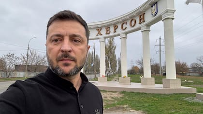 Zelensky frente a un letrero que dice Kherson, a la entrada de esa ciudad en el sur de Ucrania, el 11 de noviembre del 2025