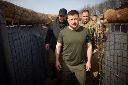 Zelensky inspecciona las líneas de fortificación en la región de Kharkiv, Ucrania, el martes 9 de abril de 2024