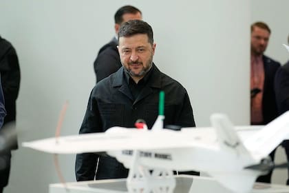 Zelensky participa en exhibiciones para mostrar los dispositivos que Ucrania utiliza en la guerra contra Rusia.