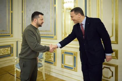 Zelensky recibe a Sikorski en Kiev