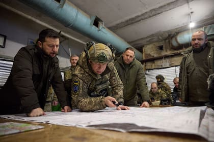 Zelensky visita a las tropas en la localidad de Kupiansk, cerca del frente de combate en Járkov.  