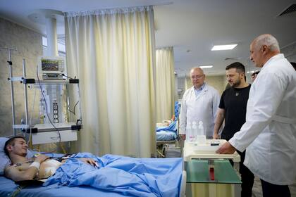 Zelensky visita a un soldado herido en el Instituto Nacional de Cirugía Shalimov en Kiev