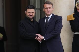 Zelenskyy se reúne con Macron en París mientras avanzan negociaciones de paz