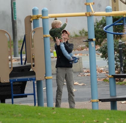 Zellweger se mostró incansable mientras jugaba en las hamacas y las barras del parque
