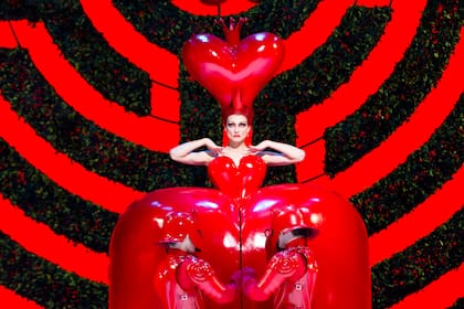Zenaida Yanowsky como La Reina de Corazones en "Alice’s Adventures in Wonderland", de Christopher Wheeldon, para el Royal Ballet 2011; el título se estrenará en el Colón el 16 de julio y será un gran plan para las vacaciones de invierno en familia