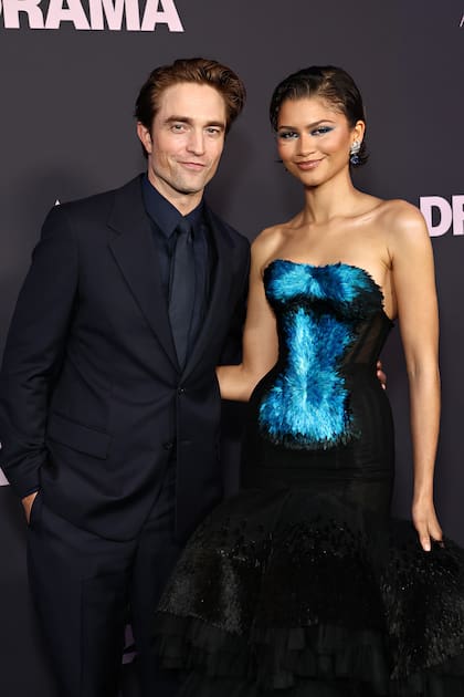 Zendaya deslumbró con un diseño alta costura de Schiaparelli para la avant première en Nueva York de El drama, la película que protagoniza junto a Robert Pattinson y que podrá verse en los cines de la Argentina a partir de este jueves. El vestido (que viene a completar la saga de looks nupciales que llevó durante la gira promocional del film con algo nuevo, algo viejo, algo prestado y, en este caso, algo azul) requirió 8 mil horas de trabajo artesanal e incluyó la aplicación de 65 mil plumas de seda natural en 27 tonalidades de azul. La actriz complementó su look con pendientes Tiffany & Co. en platino y zafiros naturales, y un perfecto maquillaje de ojos también en azul