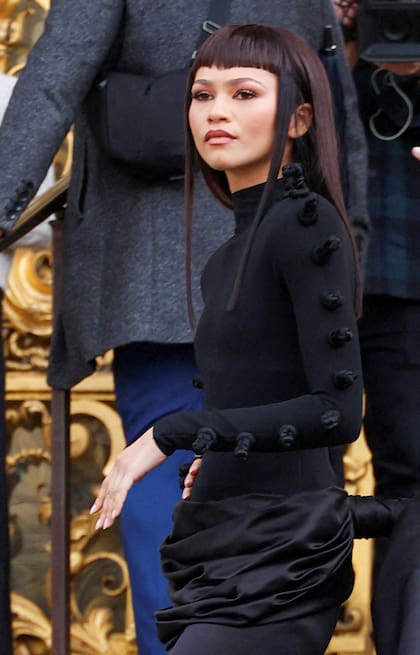 Zendaya estrenó nuevo look con flequillo corto, llamando la atención de todos. La actriz lució una espectacular falda negra durante el desfile de Schiaparelli en la capital francesa