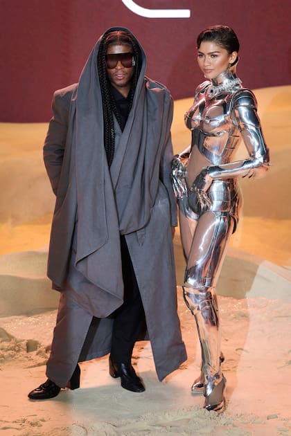 Zendaya junto al diseñador de moda y su estilista Law Roach, responsable de su look futurista en la alfombra roja londinense