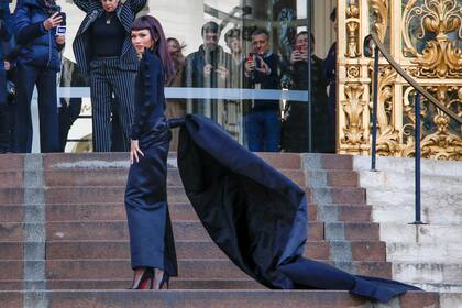 Zendaya lució una espectacular falda negra durante el desfile de Schiaparelli en la capital francesa. La actriz se robó la mirada de todos los fotógrafos presentes por su look y por su nuevo corte de cabello