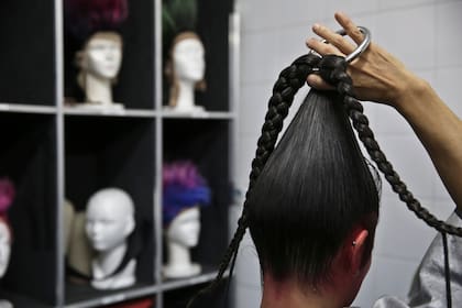 Zendra Tabasco, que un rato después colgara a casi ocho metros de altura solo sostenida por sus cabellos. Séptimo Día. Cirque Du Soleil. Polideportivo de Mar del Plata