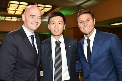 Zanetti en Suiza con el chino Steven Zhang, propietario de Inter, y Gianni Infantino