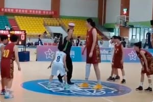 Tiene 14 años, mide 2,26 metros y asombra en el básquet chino