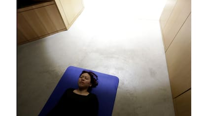 Zhang Kun, una empleada en Baishan Nube, descansa antes del almuerzo en la oficina